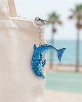 Porte-clés personnalisé en alliage de zinc en forme de dauphin, bicolore bleu pailleté, émail souple, thème marin, pour aquarium, OEM ODM, faible MOQ