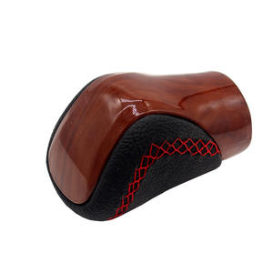 Poignée de levier de vitesses automatique Lexus ESGS en cuir grain de bois avec surpiqûres rouges, design ergonomique - Product Image 2