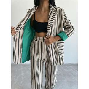 Conjunto de Traje a Rayas Estilo Otomano para Mujer en Color Beige con Decoración de Botones y Forro Verde para Uso Casual. - Product Image 1