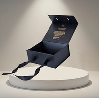 Boîte cadeau personnalisée noire et or avec estampage, couvercle magnétique et ruban en satin pour cadeaux de luxe, cosmétiques et produits d'épicerie