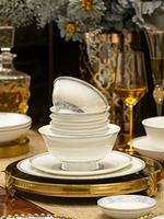 Service de table en porcelaine fine à motif bleu et bord doré, design classique, résistant à la chaleur et compatible lave-vaisselle, comprenant bols, assiettes et soupière