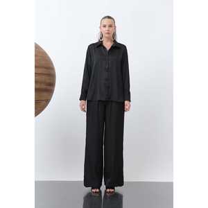 เสื้อเชิ้ตผ้าซาตินผู้หญิงสไตล์มินิมอลสีแดงเบอร์กันดีแขนยาวเนื้อผ้าบางใส่ได้ทุกวัน - Product Image 3