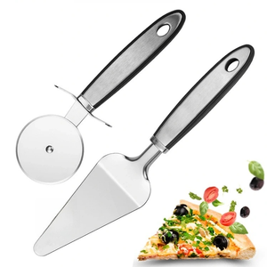 Juego de 2 Utensilios para Pizza de Primera Calidad, Cortador de Acero Inoxidable y Espátula con Mango Ergonómico de Agarre Suave para Hornear en Casa - Product Image 1