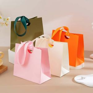 Sac cadeau en papier noir avec poignée en ruban et logo personnalisé pour une image de marque exclusive et une présentation élégante - Product Image 6