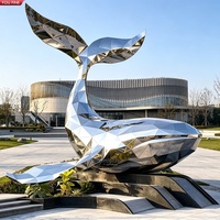 Sculpture de Quatre Dauphins Entrelacés en Acier Inoxydable Poli Miroir YOUFINE avec Boule Dorée sur le Haut, Statue pour Espace Public