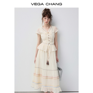 Chemisier VEGA CHANG en tissu uni à col en V et liens en tissu pour femme, manches courtes, plis verticaux sur la poitrine, boutons sur une seule rangée, bordure en dentelle - Product Image 2