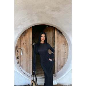 Robe de bal de luxe noire Mirela, motif brodé, décoration florale drapée, coupe Empire droite, tailles XL à 4XL, pour soirée d'hiver - Product Image 4