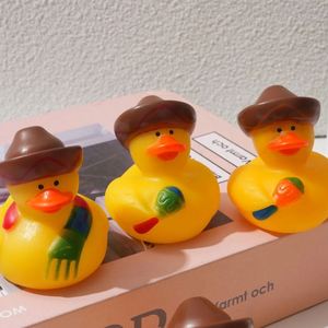 Jouet de bain canard jaune style hiver, chapeau et écharpe en plastique de 2 pouces pour bébé, pour jouer dans l'eau - Product Image 1