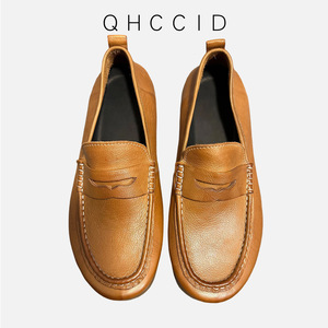 QHCCID Mocassins en cuir de cheval pour hommes, marron, à talon plat, à enfiler, chaussures de conduite décontractées, semelle souple, couleur unie, style jeune - Product Image 1