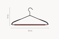 Cintre en bois de hêtre de luxe léger, acier givré, antidérapant, design à épaules larges, utilisé pour suspendre des vêtements haut de gamme