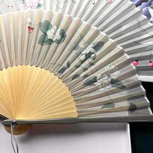 Abanico de Mano Plegable de Bambú Pequeño Personalizado para Mujer al por Mayor, con Diseño de Loto, Begonia, Capa y Jazmín, de Tela de Seda China - Product Image 2