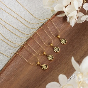 Joyería China al por Mayor, Collares con Colgante Redondo Hueco Chapado en Oro con Caracteres Chinos - Product Image 2