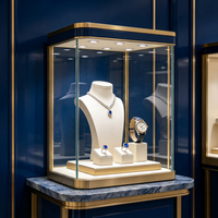 Vitrine à bijoux incurvée de luxe, bleu marine, base cannelée, cadre en métal rose gold |   Vitrine en verre avec éclairage LED |   Personnalisable