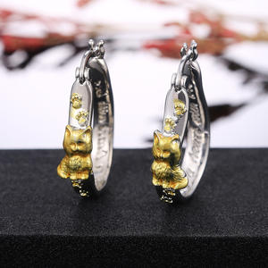 Pendientes de aro bicolor en oro y plata con dije de gato y grabado de amor para mujer, regalo con diseño de animal adorable E275 - Product Image 4