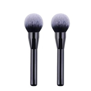 Pinceau de maquillage rond en fibres synthétiques pour poudre libre, blush et highlighter, pour le visage et les joues, végan - Product Image 3