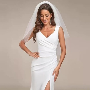 Robe de mariée sirène sans manches à col en V, froncée, avec fente latérale, pour élopement - Product Image 3