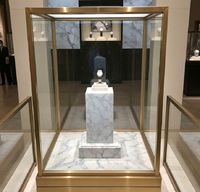 Vitrine à montres de luxe sur pied personnalisée avec éclairage LED, socle en marbre blanc premium et cadre en acier inoxydable doré