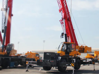 Chariot élévateur tout-terrain haute performance SRC750T 75 t, flèche de 47,5 m, hauteur de levage de 66,5 m pour la construction lourde et l'installation d'équipements