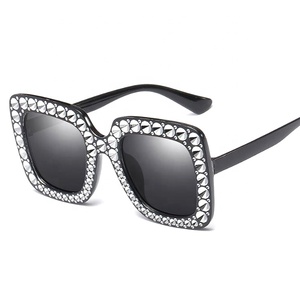 85/5000 2019 Nouvelle <span class=keywords><strong>lunette</strong></span> carrée noire transparente verres strass lunettes de soleil femmes surdimensionné - Product Image 2