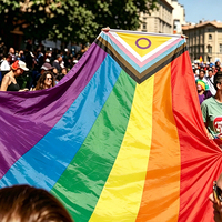 Grande bannière arc-en-ciel pour événement festif 150x450cm en polyester imprimée numériquement à séchage rapide avec 2 œillets – Drapeaux de la communauté LGBTQIA
