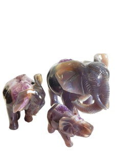 Geode di Agata Naturale Unico Intagliato a Mano con Famiglia di Elefanti in Pietra Preziosa di Cristallo, Statuine da Collezione - Product Image 3