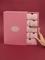 Boîtes d'emballage de calendrier en carton rigide recyclé écologique rose faites à la main Fermeture magnétique Revêtement UV Gaufrage Éponge