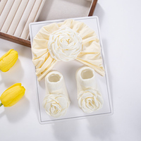 Gorro de bebé para niñas de algodón supersuave al por mayor y conjunto de calcetines florales de alta elasticidad de lujo rosetas turbante conjunto de calcetines para recién nacidos