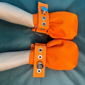 Guanti in Morbido Cotone con Chiusura Magnetica per Pazienti con Demenza, Prevenzione di Autoinfortuni e Strappo dei Tubi - Product Image 1