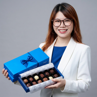 Boîtes en carton bleu recyclables avec pelliculage mat, imprimées sur mesure pour chocolats, idéales pour les événements et les magasins de luxe