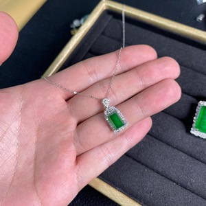 Collar con Colgante Pequeño de Estilo Chino para Mujer, Plata de Ley S925, Ramas Doradas, Hojas de Jade, Incrustaciones de Jade Blanco - Product Image 3