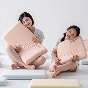 Oreiller en mousse à mémoire de forme rectangulaire, fermeté moyenne, soutien cervical pour adultes et enfants, utilisation en chambre à coucher - Product Image 1