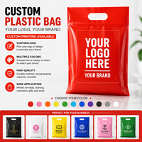 Sac de courses en plastique rouge personnalisé avec poignée découpée, imperméable, réutilisable et écologique pour la vente au détail, les vêtements et l'emballage cadeau