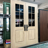 Porte double battante en aluminium haut de gamme style villa européenne, avec verre à 6 panneaux grillagés et panneau surélevé à grain de chêne clair