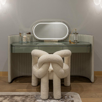 Table de maquillage en cuir capitonné à nervures, finition laquée brillante, triple tiroir, miroir ovale LED, table de maquillage pour chambre à coucher