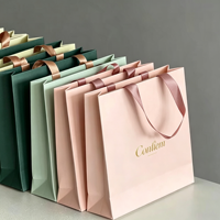 Sac en papier recyclable pour l'emballage de vêtements et de chaussures, carton blanc robuste, capacité de 6 à 9 kg, poignée personnalisée OEM