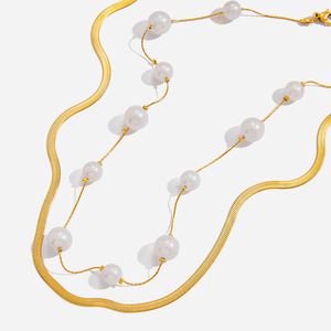 Collier double rangs de perles pour femme en acier inoxydable plaqué or 18 carats avec perles de verre, chaîne rasoir et design géométrique, idéal pour le quotidien - Product Image 1