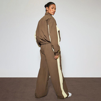Veste coupe-vent décontractée légère marron à col montant zippé, avec empiècements contrastants et coupe oversize, assortie à un pantalon de jogging pour femme