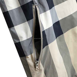 Chaqueta Fina de Primavera para <span class=keywords><strong>Hombre</strong></span> de Diseño Británico Reversible Acolchada con Capucha para Exteriores con Revestimiento y Patrón de Cuadros Icónico de Lujo en Poliéster - Product Image 5