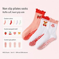 Service OEM/ODM Chaussettes de Pilates antidérapantes pour femmes en coton, avec revers à volants, motif fraise, cerise, cœur, chaussettes de yoga avec grip, 3 paires