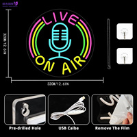 Letrero LED de Neón con Anillo de Arcoíris para Transmisiones en Vivo, con Micrófono USB Regulable, Luz de Pared LED para Decoración de Salas de Streaming, Estudios de Grabación de Podcasts, Personalizable