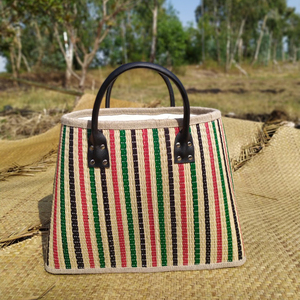 Varios Colores seagrass bolso con mango de cuero - Product Image 5