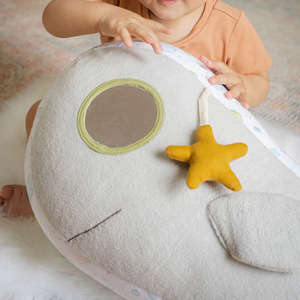 Almohada de peluche con forma de ballena para bebés, juguete suave con espejo y estrellas colgantes, juguete educativo unisex de 0 a 24 meses - Product Image 4