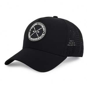 Gorra de béisbol de 5 paneles sin estructura personalizada al por mayor con orificios cortados a láser, tela común, para las cuatro estaciones, con logo de goma PVC - Product Image 1