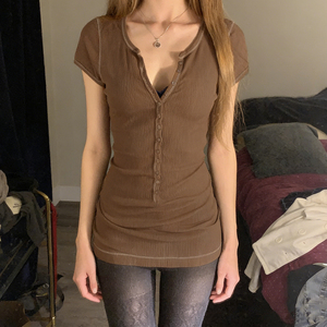 T-shirt en maille à col en V boutonné pour femme, manches courtes, couleur unie, coupe ajustée, longueur mi-longue, décontracté, basique, été, polyvalent - Product Image 1