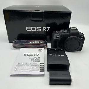 DF Wholesale Appareils photo numériques professionnels 99% Neufs R7 UHD avec fonctionnalités vidéo 4K de diffusion et carte, Appareils photo reflex numériques noirs - Product Image 1