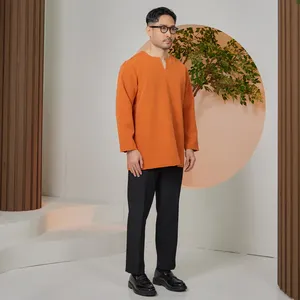 Chemise ethnique traditionnelle pour homme fabriquée en Malaisie, coupe ajustée, décontractée, à manches courtes, fournisseur OEM, style moderne pour homme - Product Image 3