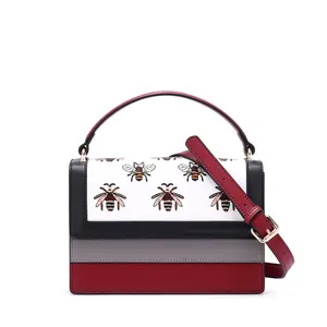 Женская сумка из спилка с вышивкой пчелами