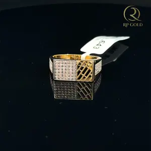 Bague élégante en or avec pierres scintillantes, design géométrique moderne pour homme, bijou de luxe pour occasions spéciales. - Product Image 1