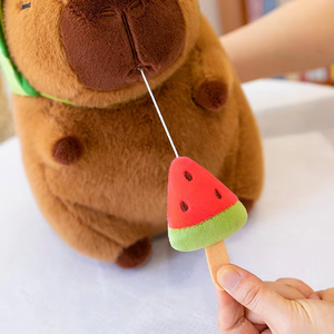 Peluche Capybara avec chapeau pastèque 100% polyester extensible et articulée pour garçons et filles - Product Image 2