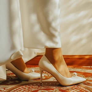 2024 talons personnalisés fournisseur femme élégant blanc pompes personnalisé perle chaussures de <span class=keywords><strong>mariée</strong></span> à talons hauts talons de mariage personnalisés pour la <span class=keywords><strong>mariée</strong></span> - Product Image 6